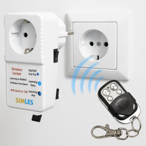 پریز ریموتی رو به روی پریز برق و یک ریموت کنار ان نشان دهنده نحوه ی نصب پریز برق ریموتی